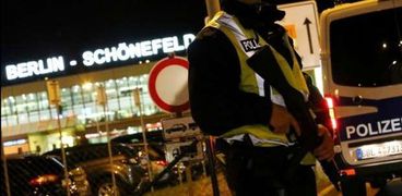 إغلاق مؤقت لجزء من مطار برلين بسبب "لعبة جنسية"