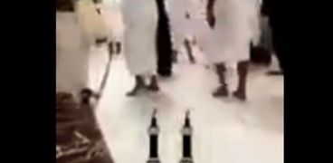 "فعل خارج" في الحرم المكي يثير موجة غضب في السعودية