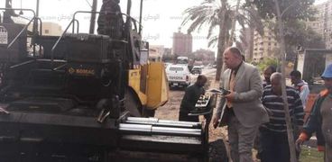 بدء أعمال الرصف بشارع صبري القاضي غرب كفر الشيخ