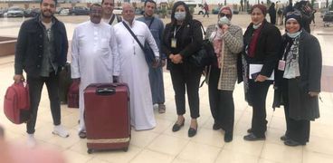 سامية سامى وكيل وزارة السياحة أثناء توديعها أحد أفواج المعتمرين المصريين