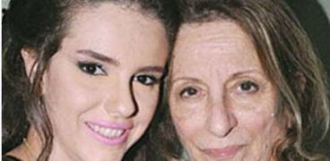 الفنانة دنيا عبد العزيز ووالدتها الراحلة