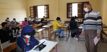 الطلاب يؤدون الامتحان إلكترونيا داخل اللجان وسط إجراءات كورونا