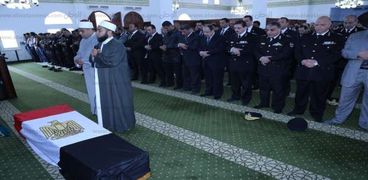 بالصور|وزير الداخلية يتقدم مُشيّعى الجنازة العسكرية لشهيد الواجب النقيب معتز مصطفى