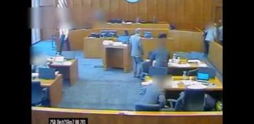 متهم حاول قتل الشاهد داخل قاعة المحكمة