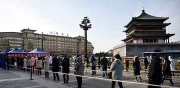 سكان مدينة شيان الصينية يصطفون لعمل اختبار كورونا