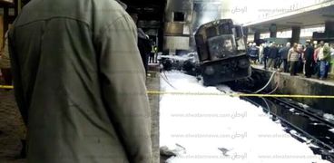 بالفيديو| اللحظات الأولى لحريق جرار قطار في محطة مصر
