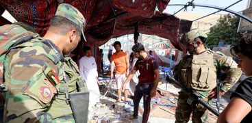 قوات أمن عراقية قرب موقع تفجير انتحارى فى «بغداد» أمس الأول «أ.ف.ب»