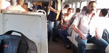 عدد من الركاب داخل قطار كفر الشيخ - طنطا