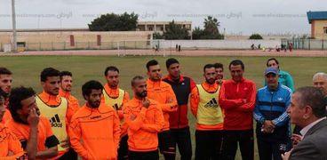 محافظ كفر الشيخ مع فريق كرة القدم