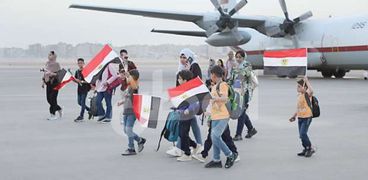 فرحة المصريين العائدين من السودان لأرض الوطن