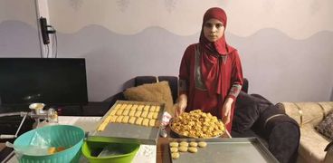 نورا محمد أثناء صناعة الكحك والبسكويت