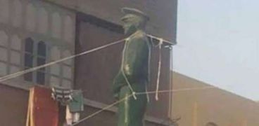تمثال الشهيد عبدالمنعم رياض بسوهاج وقد شوهته دعاية المرشحين