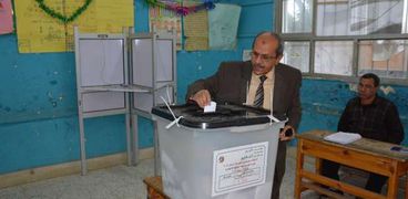 القائم بأعمال رئيس جامعة الفيوم يدلي بصوته في الاستفتاء