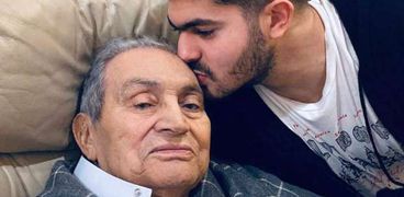 عمر علاء مبارك مع جده الرئيس الراحل