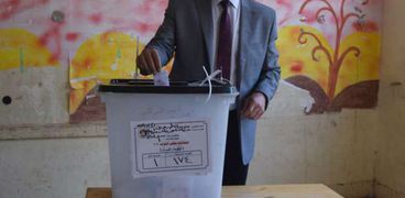 رئيس جامعة سوهاج يدلي بصوته بانتخابات النواب