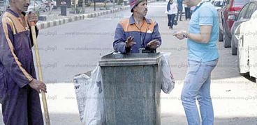 محرر «الوطن» مع عمال النظافة أول أيام العيد