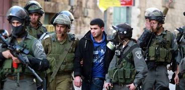 قوات الاحتلال الاسرائيلي تعتقل شباب مقدسيين - ارشيفية
