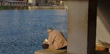 عم أيمن يرتل القرآن وحيدًا أعلى نهر النيل