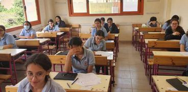 طالبات «الإعدادية» خلال أدائهن الامتحانات