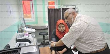 إجراء الكشف الطبى على إحدى المرشحات لمجلس الشعب ببورسعيد
