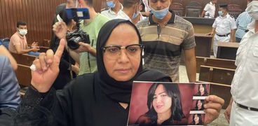 والدة المذيعة شيماء جمال أثناء المحاكمة