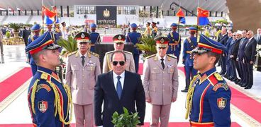 الرئيس عبدالفتاح السيسى خلال وضع إكليل من الزهور على النصب التذكارى للجندى المجهول بمناسبة احتفالات عيد تحرير سيناء