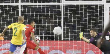 لاعب بيرو لدى تسجيله هدف الفوز على منتخب البرازيل «أ.ف.ب»
