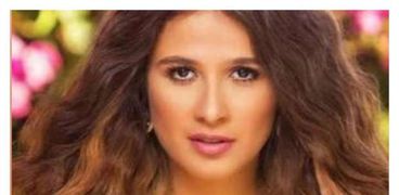 الفنانة ياسمين عبدالعزيز