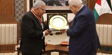 رئيس الناشرين العرب يهدي درع الاتحاد إلى أبومازن خلال افتتاح معرض فلسطين للكتاب