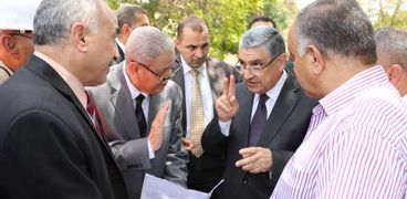 د محمد شاكر وزير الكهرباء مع قيادات شركة شمال القاهرة لتوزيع الكهرباء