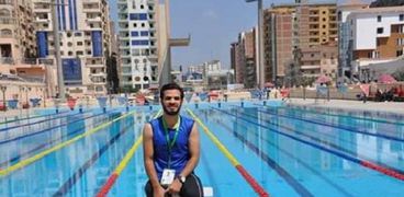 رُب ضارة نافعة.. "محمود" بطل سباحة بقدم واحدة: وبطولات كورة قريب