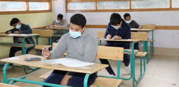 طلاب أثناء أداء أحد امتحانات الترم الأول