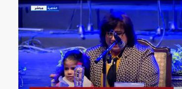 الدكتورة إيناس عبدالدايم وزيرة الثقافة والطفلة نور مكي