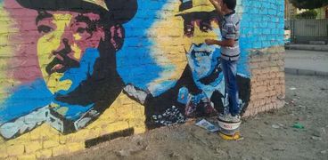 جدارية ضخمة تحمل صور أبطال "نصر أكتوبر" تزين ميدان الشهداء في بني سويف