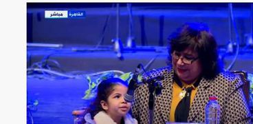 الطفلة نور مكي مع الدكتورة إيناس عبدالدايم وزيرة الثقافة