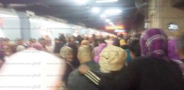بالصور| غضب بين ركاب الخط الأول بعد تعطل حركة مترو الأنفاق