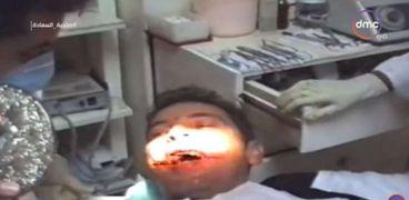 محمود حميدة وهو يخلع أسنانه