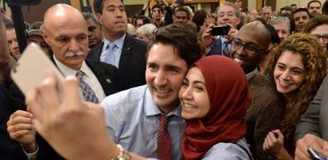 رئيس الوزراء الكندي مع مواطنة كندية