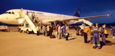 مطار مرسي علم يستقبل ٧٧ مصري قادمين من جيبوتى والسودان