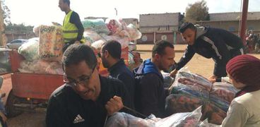 جانب من تقديم المساعدات لأهالي قرية سنور في بني سويف