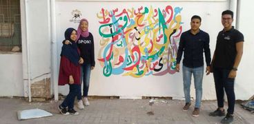 طلاب "أداب" يزينوا جدران الكلية برسومات تعبيرية لاستقبال زملائهم
