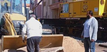 عمال السكة الحديد يواصلون تطوير وتجميل محطة أسوان