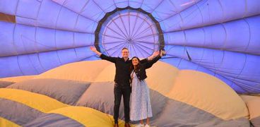 أسترالي يفاجئ صديقته الهندية بطلب الزواج على البالون الطائر بالأقصر