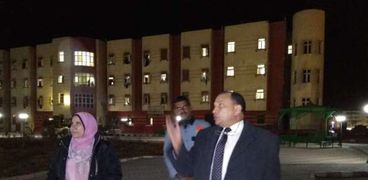 رئيس جامعة بني سويف يفاجئ المدينة الجامعية بزيارة ليلا