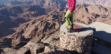 أرشيفية سياح فوق قمة جبل موسي يشاهدون شروق الشمس