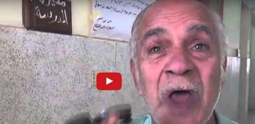 بالفيديو| مسن بالمنصورة يلقي قصيدة شعر "في حب السيسي" عقب الإدلاء بصوته