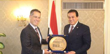 وزير التعليم العالي يستقبل السفير السويسري بالقاهرة