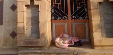 العثور علي طفل أمام مسجد