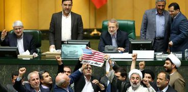 نواب إيرانيون يحرقون علم أمريكا بمجلس الشورى «أ. ف. ب»