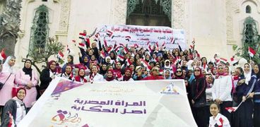 عدد من المشاركات فى مسيرة «يوم المرأة» بالإسكندرية